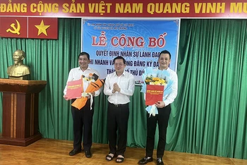 Ông Nguyễn Toàn Thắng, Giám đốc sở Tài nguyên và Môi trường Thành Phố Hồ Chí Minh (đứng giữa) trao quyết định điều động, bổ nhiệm cán bộ. 