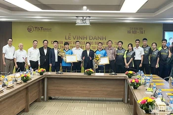 Lãnh đạo Tập đoàn T&T vinh danh bộ đôi Trần Mai Ngọc và Đinh Anh Hoàng giành Huy chương Vàng lịch sử cho bóng bàn Việt Nam.