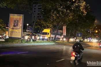 Các bảng quảng cáo dọc đường Trường Sơn (quận Tân Bình) cũng đã tắt đèn sau 22 giờ nhiều ngày nay để chung tay tiết kiệm điện.
