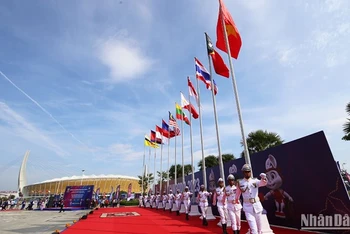 Lễ thượng cờ các đoàn thể thao tham dự Đại hội Thể thao Người khuyết tật Đông Nam Á lần thứ 12.