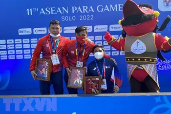 Kình ngư Võ Huỳnh Anh Khoa (giữa) xuất sắc giành Huy chương Vàng đầu tiên cho Đoàn thể thao người khuyết tật Việt Nam tại ASEAN Para Games lần thứ 11. (Ảnh: TTXVN)
