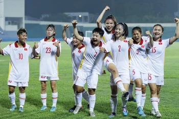 Các nữ tuyển thủ U20 Việt Nam ăn mừng chiến thắng đậm đà. (Ảnh: VFF)