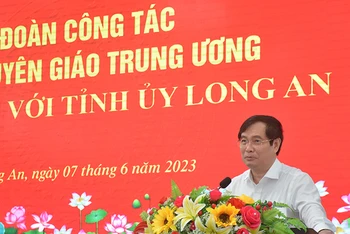 Phó Trưởng Ban Tuyên giáo Trung ương Phan Xuân Thủy phát biểu chỉ đạo tại buổi làm việc với Tỉnh ủy Long An. 