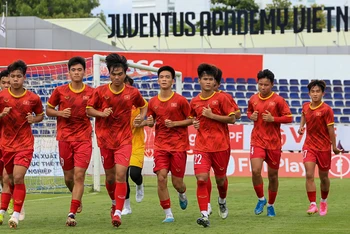 Đội tuyển U17 Việt Nam tích cực tập luyện tại sân vận động Bà Rịa-Vũng Tàu. (Ảnh: VFF)