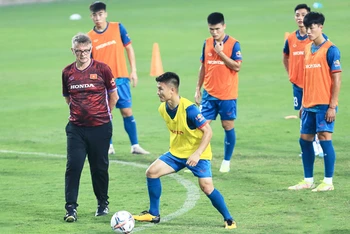 Huấn luyện viên Troussier theo dõi tiền vệ Quang Hải trở lại tập luyện cùng đội tuyển quốc gia. (Ảnh: VFF)