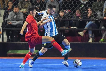 Đội tuyển futsal Argentina thể hiện sức mạnh vượt trội để giành chiến thắng 3-0. (Ảnh: VFF)