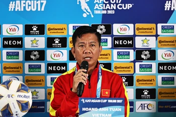 Huấn luyện viên Hoàng Anh Tuấn trả lời phỏng vấn tại buổi họp báo. (Ảnh: VFF)