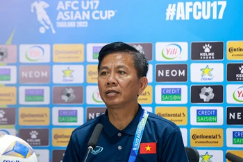 Huấn luyện viên Hoàng Anh Tuấn trả lời tại buổi họp báo sau trận thua U17 Nhật Bản 0-4. (Ảnh: VFF)