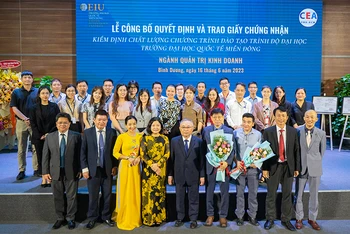 Đoàn Đánh giá ngoài thuộc Trung tâm Kiểm định chất lượng giáo dục Đại học Quốc gia Thành phố Hồ Chí Minh chụp ảnh lưu niệm cùng tập thể EIU.
