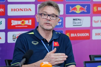 Huấn luyện viên Philippe Troussier trả lời tại buổi họp báo sau trận giao hữu gặp đội tuyển Syria. (Ảnh: VFF)