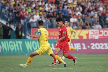 Các cầu thủ Đông Á Thanh Hóa đối đầu với đội Công an Hà Nội. (Ảnh: VPF)