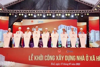 Các đại biểu tiến hành lễ khởi công hơn 1.000 căn hộ nhà ở xã hội tại Thừa Thiên Huế.