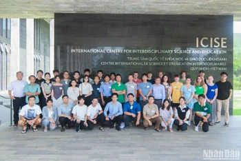 Giảng viên và học viên tham dự Trường học Quan sát Thiên văn SAGI chụp ảnh lưu niệm tại Trung tâm Quốc tế Khoa học và Giáo dục liên ngành – ICISE (TP Quy Nhơn, tỉnh Bình Định). (Ảnh: THANH TÙNG)
