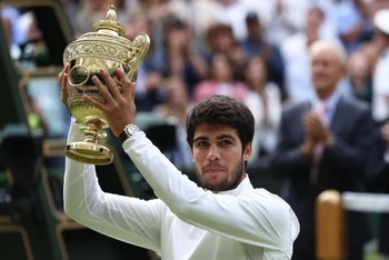 Tay vợt sinh năm 2003 Carlos Alcaraz đánh bại tay vợt kỳ cựu Novak Djokovic để nâng cao cúp vô địch Wimbledon. (Ảnh: Reuters)
