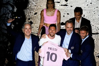 Messi nhận chiếc áo thi đấu số 10 từ Jorge Mas, Jose Mas và cựu cầu thủ David Beckham - 3 chủ sở hữu của CLB Inter Miami. (Ảnh: Reuters)