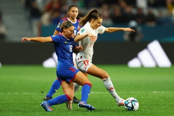 Đội tuyển nữ Thụy Sĩ (áo trắng) suýt bị thủng lưới bởi đội tuyển nữ Philippines. (Ảnh: Reuters)