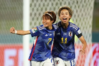 Miyazawa (số 7) ăn mừng bàn thắng cùng tiền đạo Tanaka. (Ảnh: Reuters)