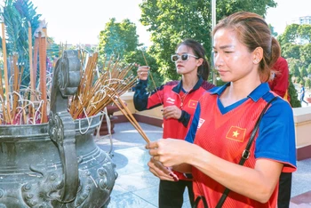 Vận động viên điền kinh Nguyễn Thị Oanh dâng hương tưởng niệm các anh hùng, liệt sĩ nhân kỷ niệm 76 năm Ngày Thương binh-Liệt sĩ (27/7/1947-27/7/2023). (Ảnh: QL)