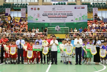 Các đồng chí lãnh đạo tỉnh Bắc Ninh và Ban tổ chức tặng cờ lưu niệm cho các đoàn tham dự giải. (Ảnh: BTC)