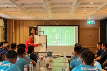 Huấn luyện viên Hoàng Anh Tuấn phổ biến đấu pháp cho các tuyển thủ U23 Việt Nam. (Ảnh: VFF)