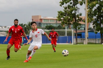 Khuất Văn Khang đi bóng trước cầu thủ U23 Bahrain. (Ảnh: VFF)