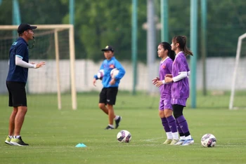 Huấn luyện viên Akira Ijiri tập luyện cùng các học trò. (Ảnh: VFF)