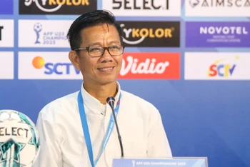 Huấn luyện viên Hoàng Anh Tuấn tại buổi họp báo sau trận bán kết tối 24/8. (Ảnh: VFF)