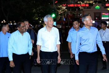 [Ảnh] Thủ tướng Singapore Lý Hiển Long chiêm ngưỡng vẻ đẹp Hà Nội về đêm