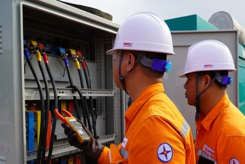 Điện lực TP Hạ Long kiểm tra thông số kỹ thuật bảo đảm cung cấp điện an toàn, liên tục. (Ảnh: EVN)
