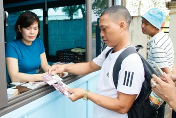 Người dân Phú Thọ đi mua vé xem U23 Việt Nam thi đấu. (Ảnh: VFF)