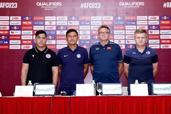 Huấn luyện viên trưởng 4 đội tuyển tham dự họp báo trước ngày khởi tranh bảng C, Vòng loại U23 châu Á 2024. (Ảnh: VFF)