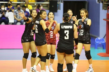 Đội tuyển bóng chuyền nữ Thái Lan và Nhật Bản giằng co từng điểm số để giành vé vào chung kết. (Ảnh: Getty)