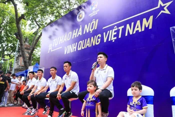 Chủ tịch Hà Nội FC Đỗ Quang Vinh cùng các cầu thủ giao lưu cùng người hâm mộ.