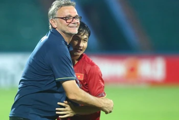 Huấn luyện viên Philippe Troussier ăn mừng cùng cầu thủ U23 Việt Nam sau trận thắng 1-0 U23 Yemen. (Ảnh: VFF)