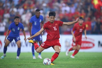 Đình Bắc sớm mở tỷ số cho U23 Việt Nam ở phút 12 trên chấm 11m. (Ảnh: Duy Đức)