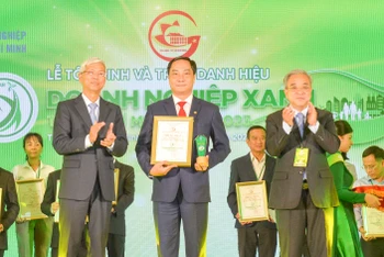Lãnh đạo UBND, Sở Công thương Thành phố Hồ Chí Minh trao biểu trưng và danh hiệu Doanh nghiệp xanh 2023 cho đại diện EVNHCMC. 