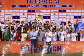 Các cô gái U19 Phong Phú Hà Nam nhận Cúp vô địch. (Ảnh: VFF)