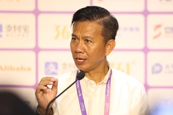 Huấn luyện viên Hoàng Anh Tuấn tại buổi họp báo sau trận thắng 4-2 Olympic Mông Cổ, chiều 19/9. (Ảnh: VFF)