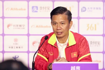 HLV Hoàng Anh Tuấn phát biểu tại họp báo sau trận đấu tối 21/9. (Ảnh: VFF)