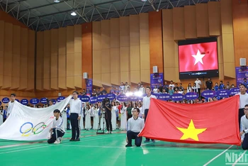 Các đội, ban trọng tài cùng toàn thể đại biểu tham dự Lễ khai mạc thực hiện nghi thức chào cờ. 