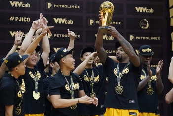 Saigon Heat nâng cao cúp vô địch VBA 2023. 