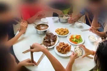 Bữa ăn của đội tuyển bóng bàn trẻ Việt Nam được cho là khiến các vận động viên đói. (Ảnh: Báo Tiền Phong)