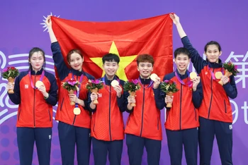 Các thành viên đội tuyển cầu mây nữ Việt Nam trên bục nhận Huy chương Vàng ASIAD 19.