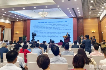Tiến sĩ Cấn Văn Lực trình bày một số giải pháp với doanh nghiệp xây dựng và bất động sản. 