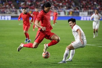 Đội tuyển Việt Nam vất vả chống đỡ những đợt lên bóng của đội chủ nhà. (Ảnh: Reuters)