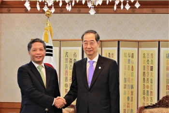 Trưởng Ban Kinh tế Trung ương Trần Tuấn Anh với Thủ tướng Chính phủ Han Duck-soo. (Ảnh: TTXVN)