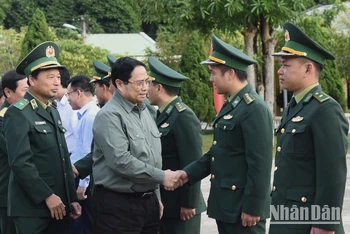 [Ảnh] Thủ tướng Phạm Minh Chính thăm, động viên cán bộ, chiến sĩ Đồn Biên phòng Huổi Luông 