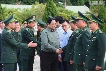 Thủ tướng Phạm Minh Chính thăm Đồn Biên phòng Huổi Luông. 