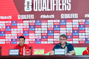 Huấn luyện viên Philippe Troussier và tiền vệ Nguyễn Thái Sơn. (Ảnh: VFF)