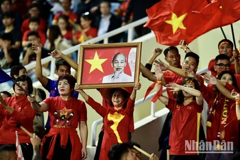 Cổ động viên ngập tràn sắc đỏ "tiếp lửa" đội tuyển Việt Nam
